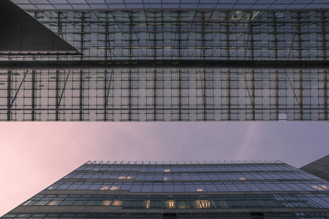 Deutschland, Berlin, Berlin-Mitte, Moderne Architektur, Bürogebäude, Glasfassade und Stahl, lizenzfreies Stockfoto