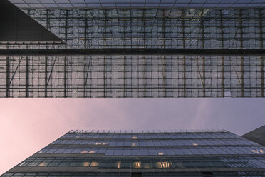 Deutschland, Berlin, Berlin-Mitte, Moderne Architektur, Bürogebäude, Glasfassade und Stahl - ZMF000361