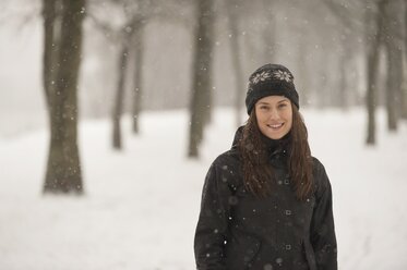 Lächelnde junge Frau im Winter - PAF001255