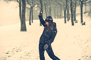 Young woman defending snowball - PAF001256