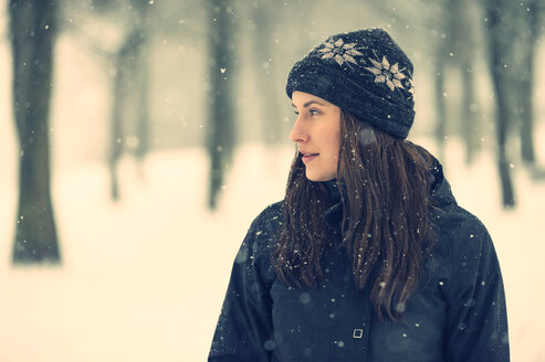 Junge Frau mit Wollmütze im Winter - PAF001257
