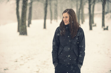 Smiling young woman in winter - PAF001263