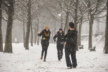 Drei Freunde liefern sich eine Schneeballschlacht - PAF001265