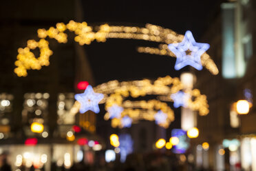 Deutschland, Nordrhein-Westfalen, Essen, Einkaufsstraße mit Weihnachtsbeleuchtung - WIF001378
