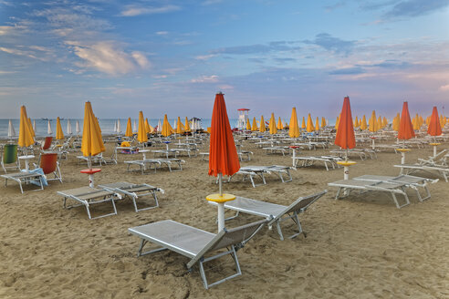 Italien, Lignano Sabbiadoro, Sonnenaufgang am Strand - GF000562