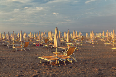 Italien, Lignano Sabbiadoro, Sonnenaufgang am Strand - GF000561