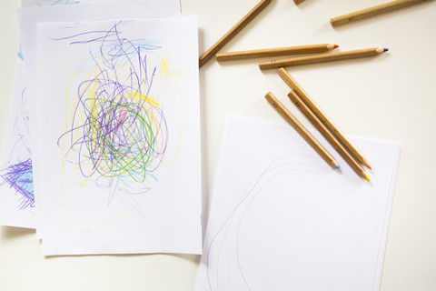 Kinderzeichnung und Buntstifte auf einem Tisch, lizenzfreies Stockfoto