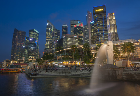 Singapur, Skyline mit Finanzviertel und Merlion-Statue, lizenzfreies Stockfoto