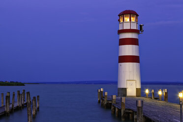 Österreich, Burgenland, Podersdorf am See, Blick auf den Leuchtturm am Neusiedlersee am Abend - GF000557