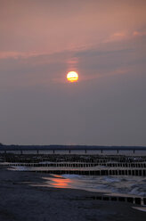 Deutschland, Mecklenburg-Vorpommern, Fischland-Darss-Zingst, Strand bei Sonnenuntergang - JTF000627