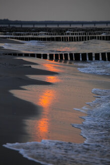 Deutschland, Mecklenburg-Vorpommern, Fischland-Darss-Zingst, Strand bei Sonnenuntergang - JTF000628