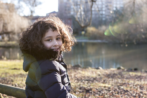 Porträt eines lächelnden kleinen Mädchens in einem Park an einem Wintertag - MGOF000051