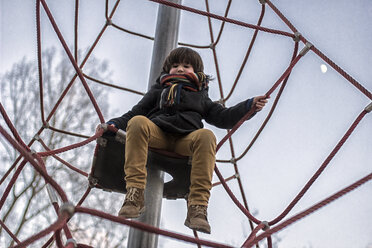 Little boy sitting on climbing net - MGOF000068