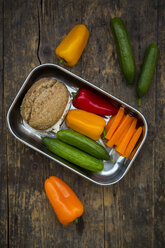 Dinkelbrötchen mit Frischkäse und Möhren, Paprika und Gurken in Metallbox - LVF002762