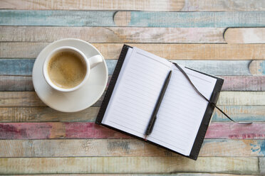 Tasse Kaffee und aufgeschlagenes Notizbuch - SARF001328