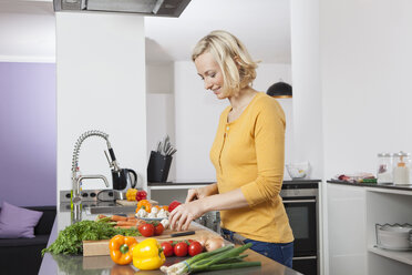 Frau beim Kochen in der Küche - RBF002366