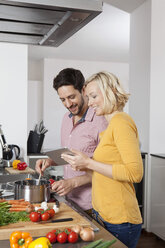 Ehepaar kocht in der Küche mit digitalem Tablet - RBF002428