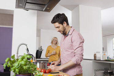 Ehepaar kocht in der Küche - RBF002372