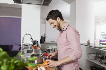 Man cooking in kitchen - RBF002378