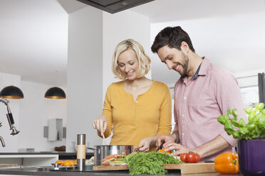 Couple cooking in kitchen - RBF002380