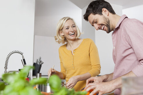 Glückliches Paar beim Kochen in der Küche - RBF002381