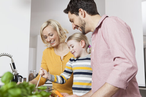 Mutter, Vater und Tochter kochen in der Küche - RBF002383
