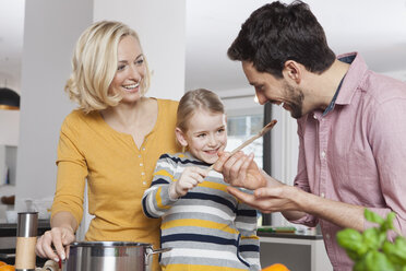 Mutter, Vater und Tochter kochen in der Küche - RBF002384