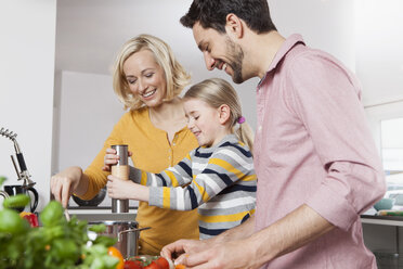 Mutter, Vater und Tochter kochen in der Küche - RBF002385