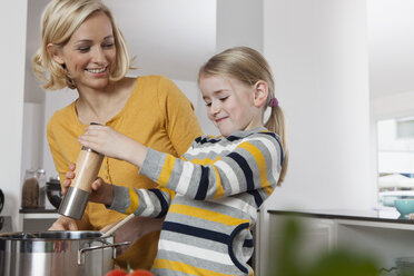 Mutter und Tochter kochen in der Küche - RBF002389