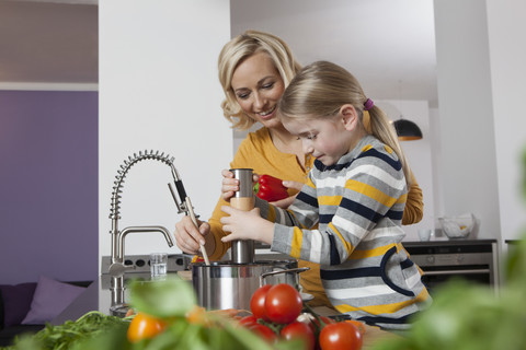Mutter und Tochter kochen in der Küche, lizenzfreies Stockfoto