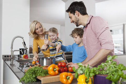 Familie beim Kochen in der Küche, lizenzfreies Stockfoto