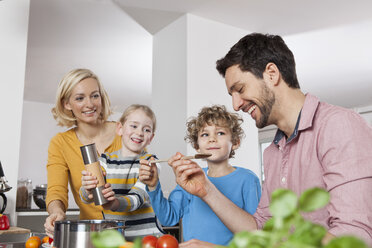 Familie beim Kochen in der Küche - RBF002392