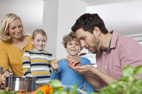 Familie beim Kochen in der Küche, lizenzfreies Stockfoto