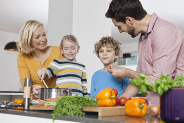Familie beim Kochen in der Küche - RBF002394