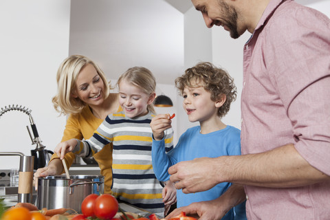 Familie beim Kochen in der Küche, lizenzfreies Stockfoto