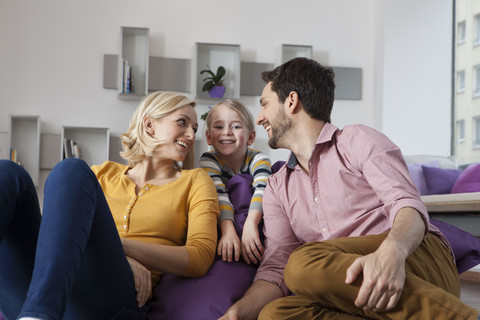 Glückliche Mutter, Vater und Tochter zu Hause, lizenzfreies Stockfoto