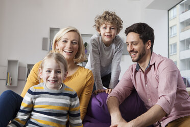 Porträt einer glücklichen Familie zu Hause - RBF002401