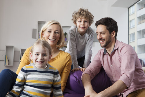 Porträt einer glücklichen Familie zu Hause - RBF002401