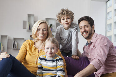 Porträt einer glücklichen Familie zu Hause - RBF002402