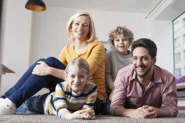 Porträt einer glücklichen Familie zu Hause - RBF002403