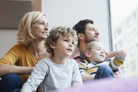 Familie schaut aus dem Fenster, lizenzfreies Stockfoto