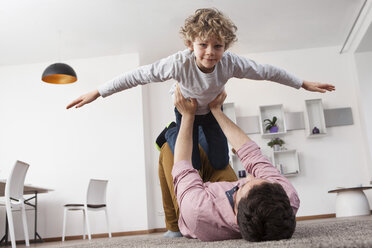 Father playing with son at home - RBF002421