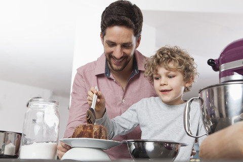 Vater und Sohn backen in der Küche, lizenzfreies Stockfoto
