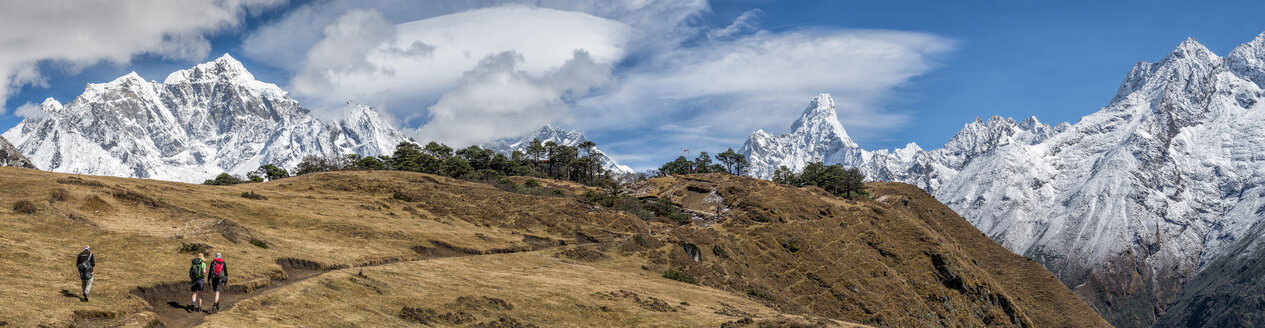 Nepal, Khumbu, Everest region, Namche Bazaar, view into the Khumbu valley with Everest and Ama Dablam - ALRF000001