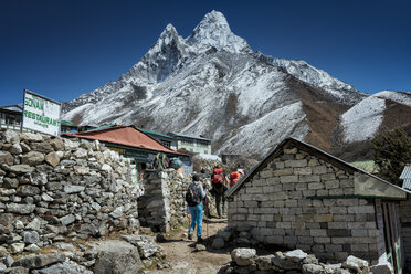 Nepal, Khumbu, Everest-Region, Pangboche, Trekker auf dem Everest-Pfad mit Ama Dablam - ALRF000012