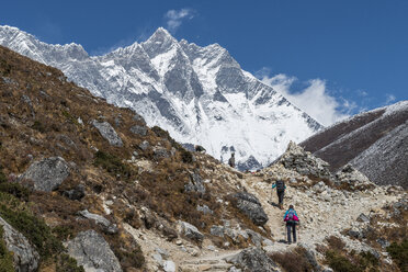 Nepal, Khumbu, Everest-Region, Trekker auf dem Weg nach Dingboche mit Lhotse - ALRF000013