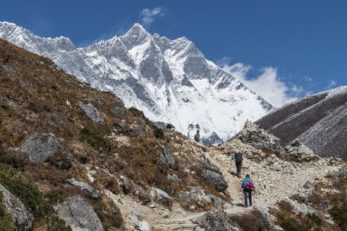 Nepal, Khumbu, Everest-Region, Trekker auf dem Weg nach Dingboche mit Lhotse - ALRF000013