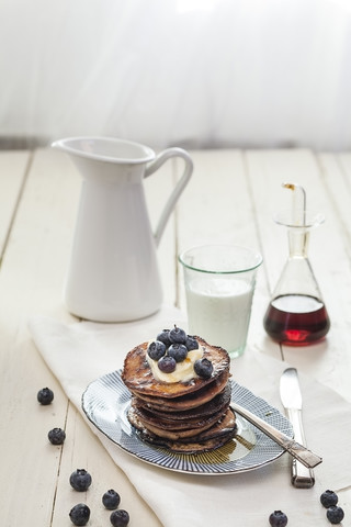 Amerikanische Pfannkuchen mit Butter, Ahornsirup und Heidelbeeren, lizenzfreies Stockfoto