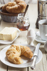 Frühstück mit Croissant, Ei, Kaffee, Honig und Butter - SBDF001608