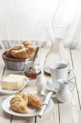Frühstück mit Croissant, Ei, Kaffee, Honig und Butter - SBDF001610